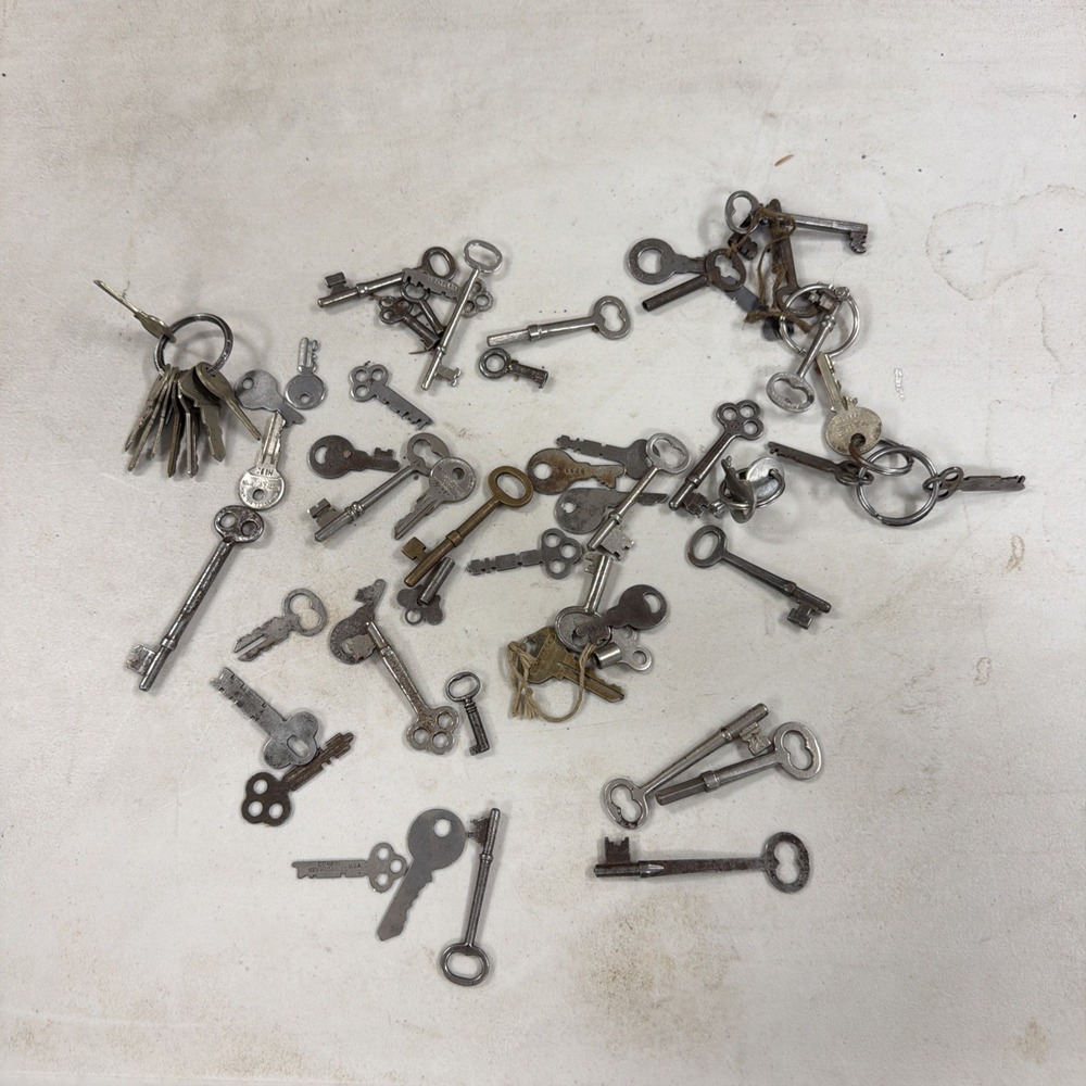 mixed lot of vintage and antique skeleton keys and flat keys.